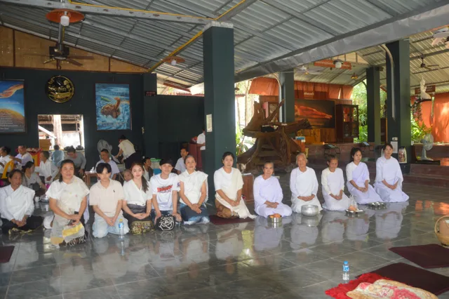 ຍາດໂຍມມາຮ່ວມທຳບຸນຢູ່ສາລາວັດ.
