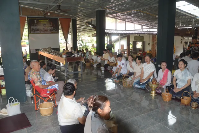 ບັນຍາກາດການຮ່ວມທຳບຸນພາຍໃນສາລາ.