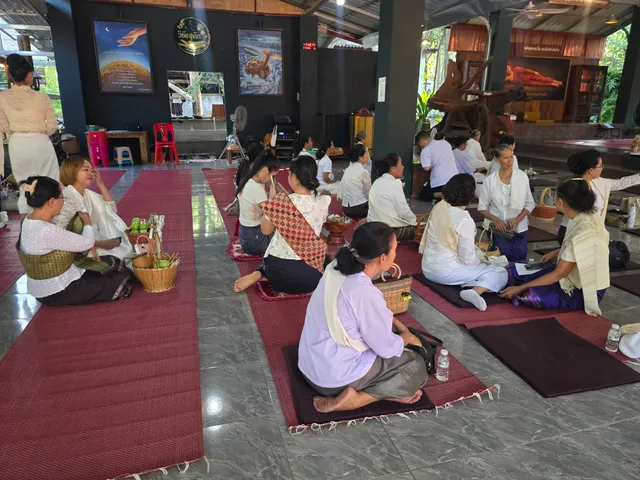 ຍາດໂຍມມາຮ່ວມບຸນເຕັມສາລາ ໃນວັນເຂົ້າປະດັບດິນ.