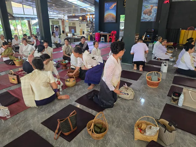 ບັນຍາກາດພາຍໃນສາລາ ຍາດໂຍມນຸ່ງຂາວຖືສິນ ແລະ ຮັບຟັງທັມ.