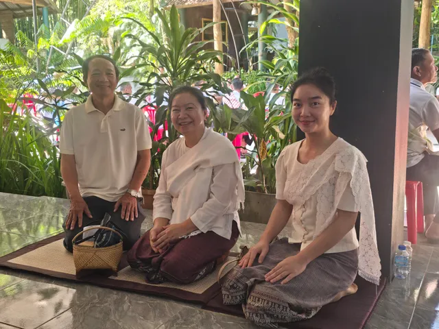 ຄອບຄົວມາຮ່ວມທຳບຸນດ້ວຍກັນທີ່ວັດຖ້ຳຄອກມ້າ.