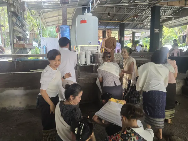 ຍາດໂຍມຮ່ວມໃຈຖວາຍເຄື່ອງກອງນ້ຳ ຕໍ່ໜ້າພະສົງ.