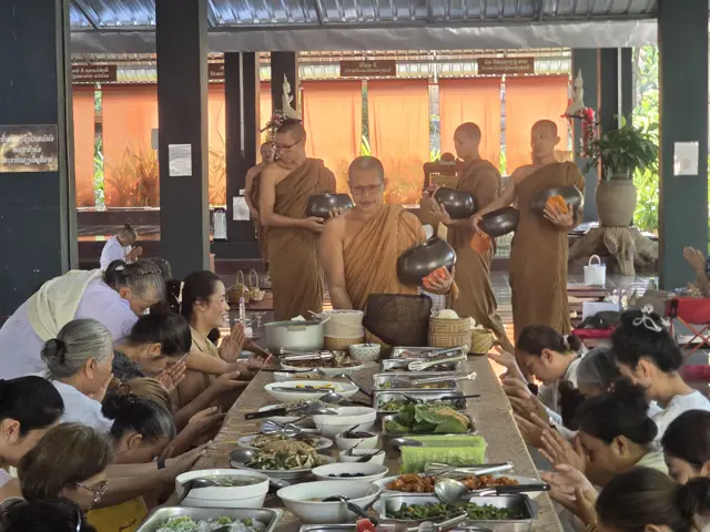 ພະສົງຮັບບິນທະບາດ ຍາດໂຍມພ້ອມກັນໃສ່ບາດ.