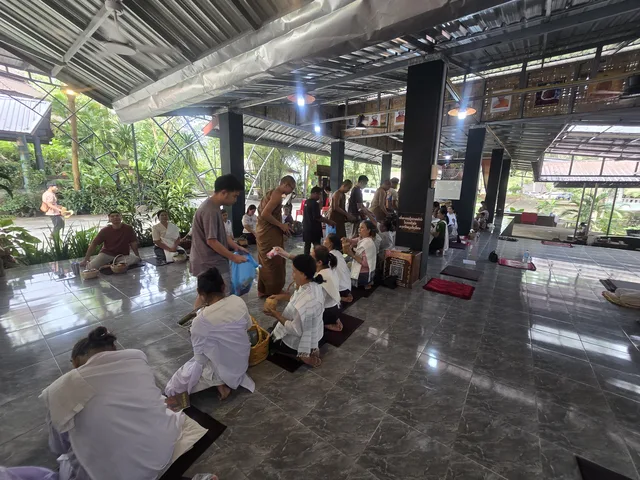 ຍາດໂຍມນ້ອມຖວາຍເຄື່ອງໃສ່ບາດພຣະສົງດ້ວຍຈິດສັດທາ.
