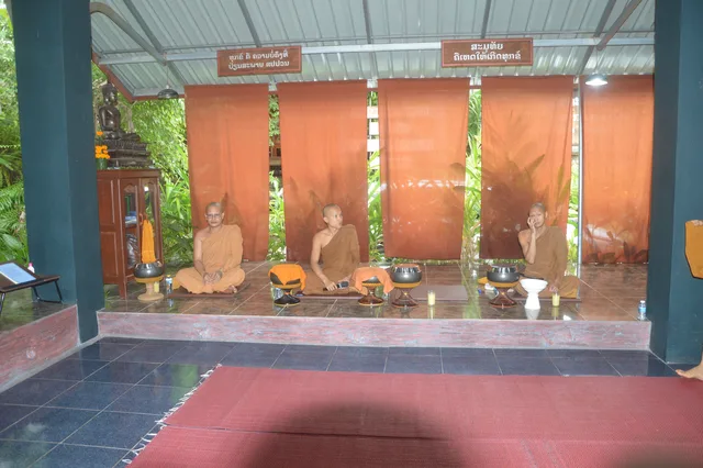 ພຣະສົງນັ່ງພ້ອມກັນ ຕຽມຮັບເຄື່ອງຖວາຍໃນບຸນເຂົ້າສະຫຼາກ.