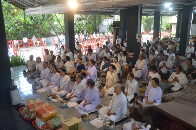 ຍາດໂຍມນຸ່ງຂາວນັ່ງພ້ອມກັນ ພ້ອມເຄື່ອງໄທຍະທານ ໃນສາລາວັດ.