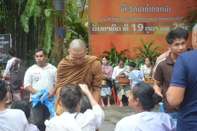 ພຣະສົງຮັບເຄື່ອງໄທຍະທານ ທ່າມກາງລູກຫຼານທີ່ມາຮ່ວມບຸນ.