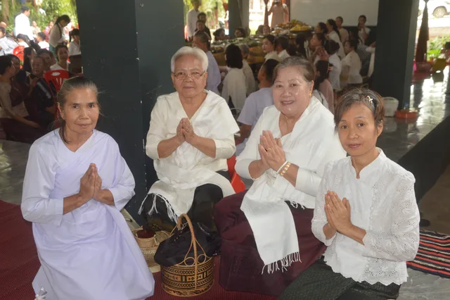 ຍາດໂຍມພະນົມມືດ້ວຍຄວາມເຄົາລົບສັດທາ.