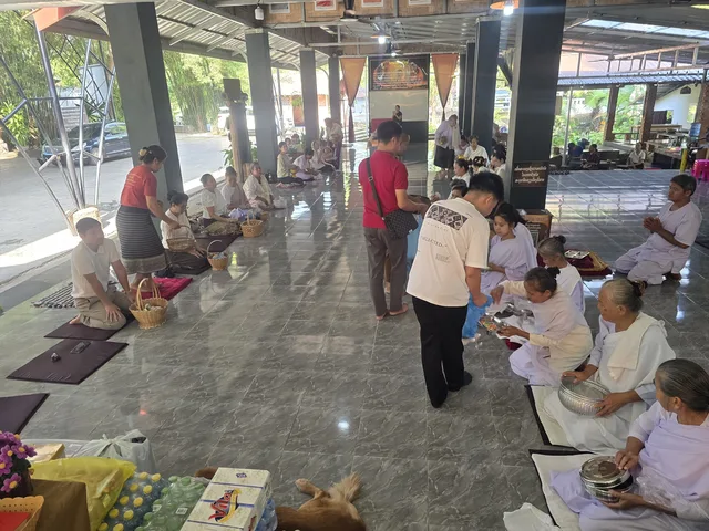ຍາດໂຍມຈັດກຽມເຄື່ອງໃສ່ບາດ ແລະ ນັ່ງລໍຖ້າຢ່າງເປັນລະບຽບ.