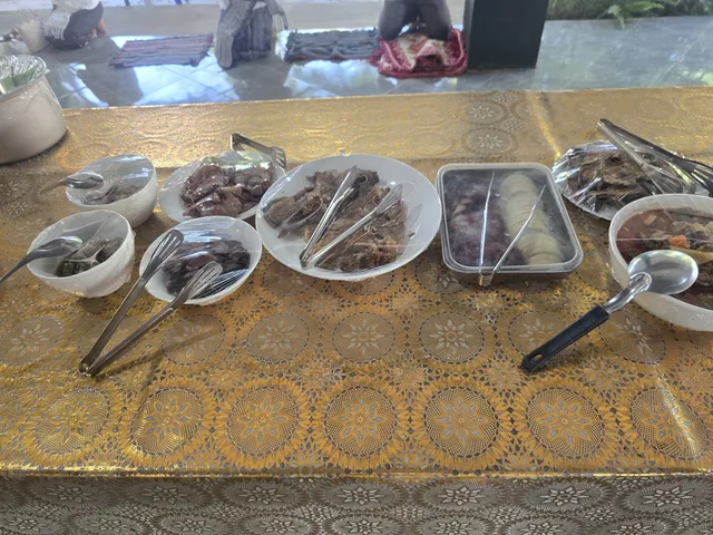 ອາຫານຫຼາຍຢ່າງທີ່ຍາດໂຍມຈັດກຽມໄວ້ຖວາຍພຣະສົງ.