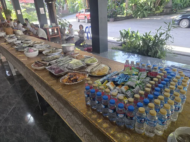 ອາຫານ, ໝາກໄມ້ ແລະ ເຄື່ອງດື່ມທີ່ຈັດກຽມໄວ້ຖວາຍພຣະສົງ.