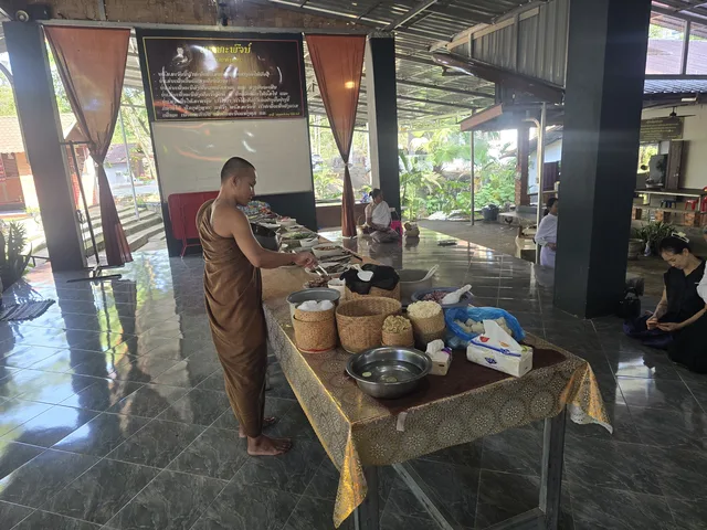 ພຣະສົງຈັດອາຫານໃສ່ບາດພາຍໃນສາລາ.