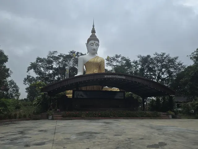 ພຣະພຸດທະຮູບອົງໃຫຍ່ ແລະ ລານດ້ານໜ້າໃນຍາມເຊົ້າ.