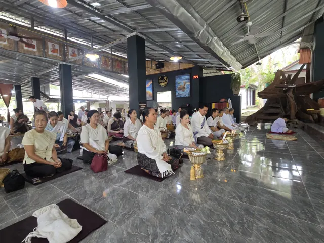 ຍາດໂຍມພ້ອມໃຈກັນມາຮ່ວມສ້າງບຸນພາຍໃນສາລາວັດ.