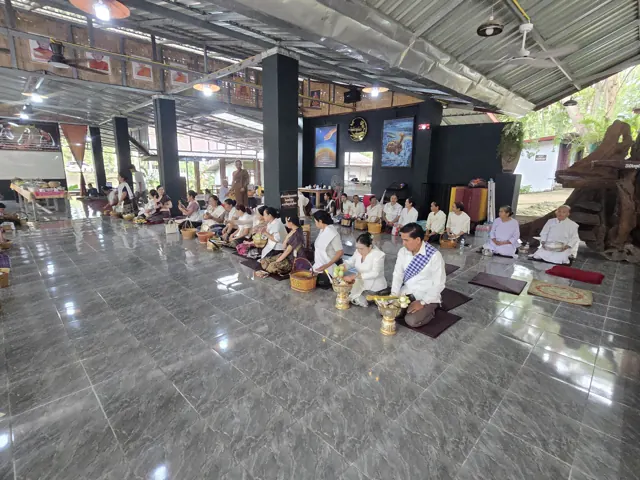 ຍາດໂຍມຈັດກຽມເຄື່ອງໃສ່ບາດ ແລະ ນັ່ງລໍຖ້າຢ່າງເປັນລະບຽບ.