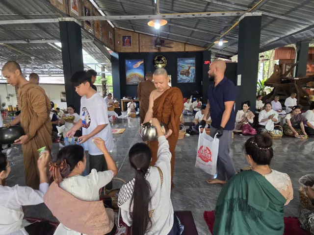 ຍາດໂຍມນ້ອມຖວາຍເຂົ້າໃສ່ບາດດ້ວຍຈິດສັດທາ.